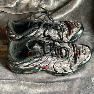 Nike Men's Black and Gray Sneakers with Red Accents